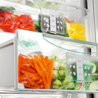 Морозильная камера предназначена для длительного хранения большого количества продуктов, поэтому она будет нелишней, даже если уже есть холодильник. На что обратить внимание при выборе морозильника?