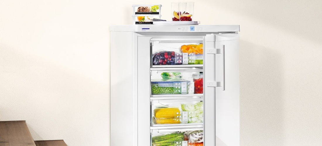 Морозильная камера предназначена для длительного хранения большого количества продуктов, поэтому она будет нелишней, даже если уже есть холодильник. На что обратить внимание при выборе морозильника?